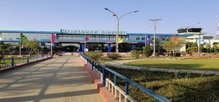 स्रोत नखुलेको २६ लाख रकमसहित नेपालगञ्ज विमानस्थलबाट कर अधिकृत पक्राउ, अर्का कर्मचारी फरार