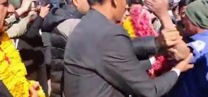 धनकुटामा एमाले अध्यक्ष ओलीमाथि मुक्का प्रहार