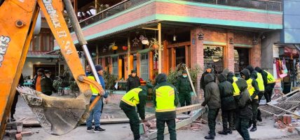 बार्दली रेष्टुरेन्टको अवैध संरचनामा बालेनको डोजर