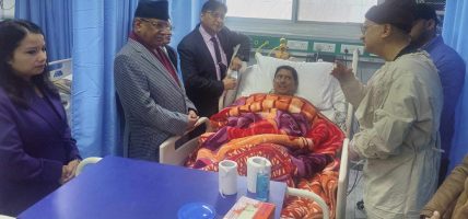 गृहमन्त्री श्रेष्ठलाई भेट्न अस्पताल पुगे प्रधानमन्त्री प्रचण्ड