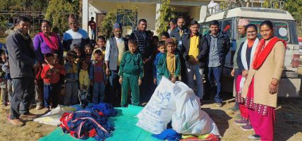 जाजरकोटका भुकम्पपिडितलाई एभिएस स्कुलले वितरण गर्यो शैक्षिक सामग्री