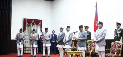 नवनियुक्त मन्त्रीले लिए शपथ