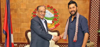 प्रधानमन्त्री प्रचण्ड र रास्वपा सभापति लामिछानेबीच भेट