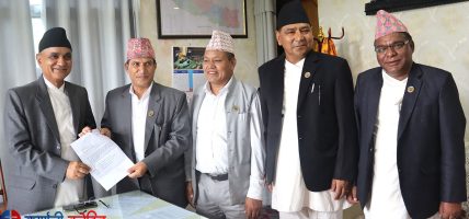 कर्णालीमा माओवादीका मन्त्रीहरुले बुझाए राजीनामा