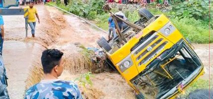 सुर्खेतमा ३२ जना सवार स्कुल बस दुर्घटना, ११ जना विद्यार्थी घाइते
